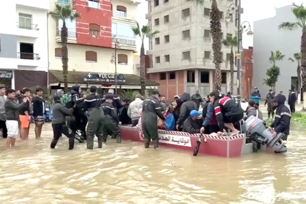المغرب يجلي أكثر من 143 ألف شخص شمال غربي البلاد تحسبا لفيضانات واسعة