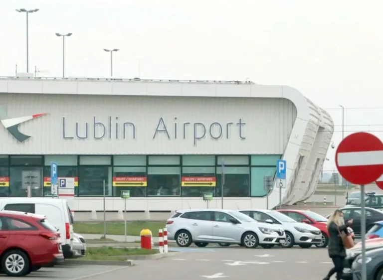 بولندا تعيد فتح مطاري لوبلين وجيشوف