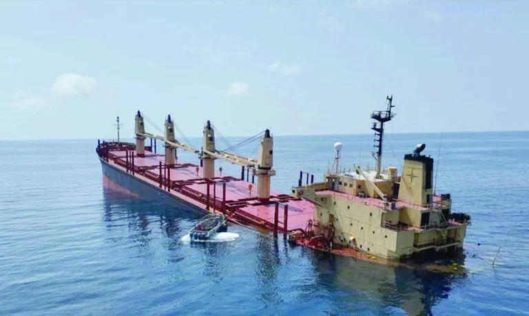 هيئة بريطانية: تبادل إطلاق نار بين سفينة وزورق قبالة سواحل عدن