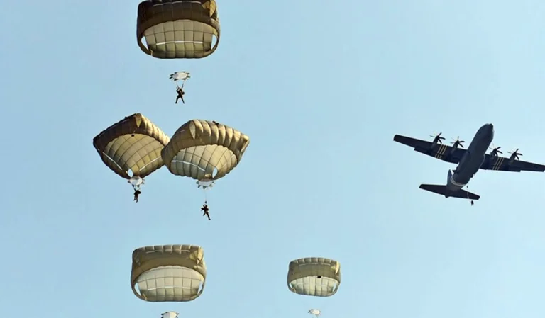 تحركات عسكرية مثيرة.. تقرير بريطانى يتحدث عن استعداد مظليين بريطانيين وفرنسيين للإنزال فى أوكرانيا