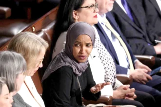 ترامب يهاجم النائبتين التقدميتين معتوهتان ومختلتان عقليا.. ويطالب بترحيلهما فورا