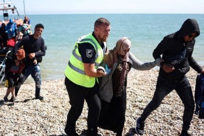 حقوقيون يحذرون: خطط الترحيل الأوروبية تهدد باستنساخ "قمع" إدارة الهجرة الأمريكية (ICE)