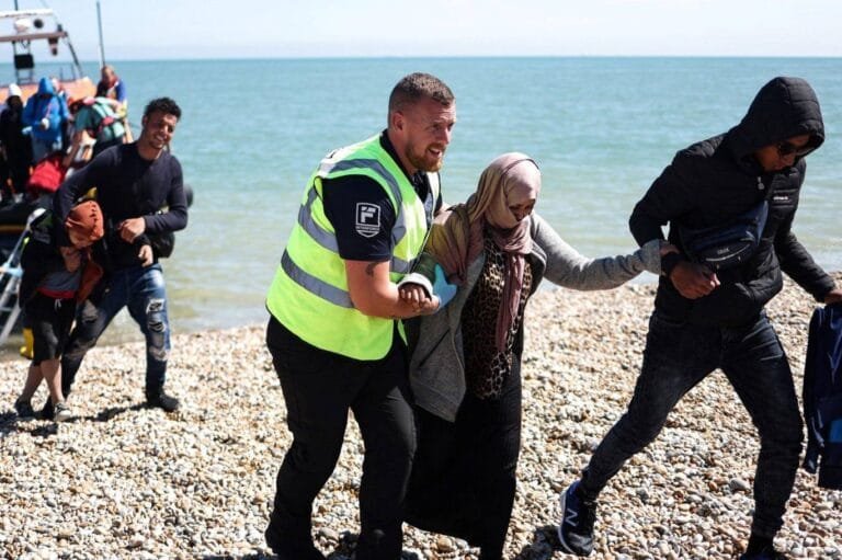 حقوقيون يحذرون: خطط الترحيل الأوروبية تهدد باستنساخ "قمع" إدارة الهجرة الأمريكية (ICE)