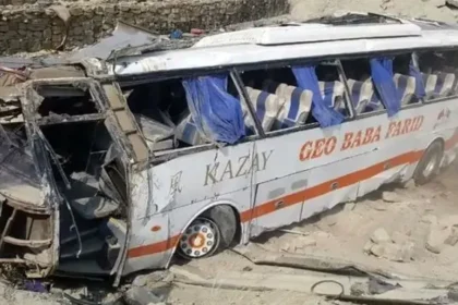 مأساة على طرق السند.. مقتل 11 شخصاً في تصادم مروع بين حافلة وشاحنة بمنطقة "خيربور"