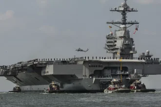 The US aircraft carrier "Gerald Ford" is heading to Haifa for port amid escalating tensions with Iran.