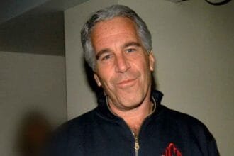 لندن تطلق تحقيقًا جنائيًا مع السفير البريطاني السابق في واشنطن بسبب علاقته المثيرة مع إبستين