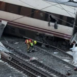 كارثة على القضبان.. قطار ينحرف والشرطة ترجح سقوط جرحى