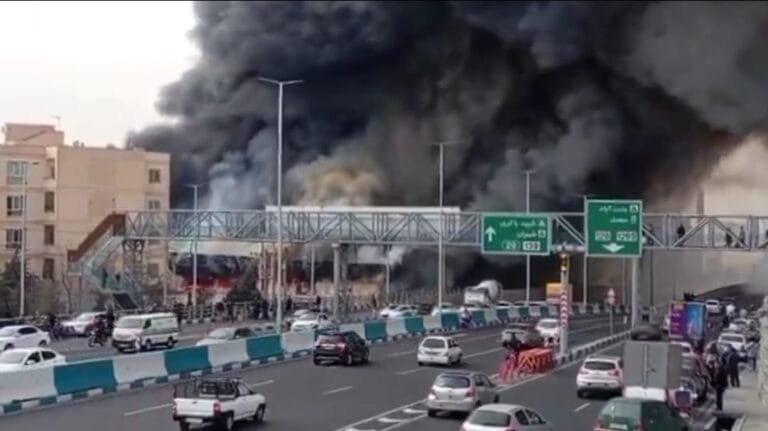 حريق هائل يلتهم "جنات بازار" غرب طهران وفرق الإطفاء تسابق الزمن لإخماده