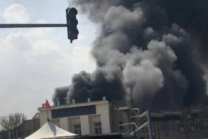 سماء عبادان تتشح بالسواد.. حريق هائل يلتهم منشأة صناعية جنوب غرب إيران