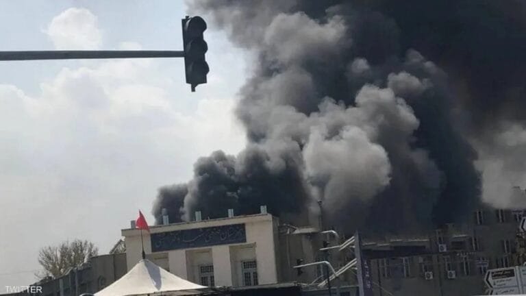 سماء عبادان تتشح بالسواد.. حريق هائل يلتهم منشأة صناعية جنوب غرب إيران