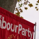الزلزال داخل حزب العمال.. استقالة مفاجئة تُربك ستارمر وتدفعه لخطة إنقاذ عاجلة