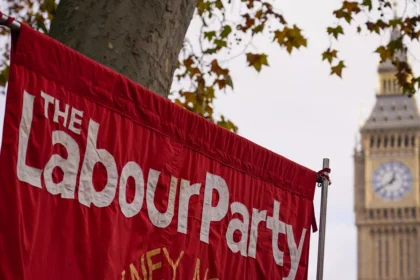 الزلزال داخل حزب العمال.. استقالة مفاجئة تُربك ستارمر وتدفعه لخطة إنقاذ عاجلة