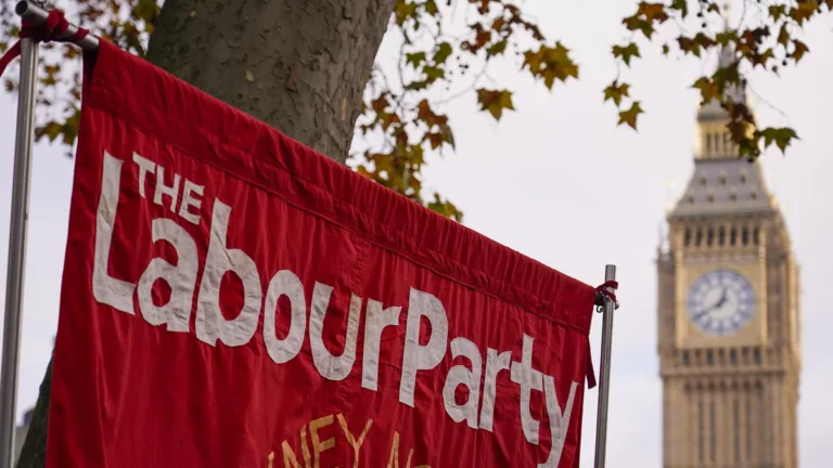 الزلزال داخل حزب العمال.. استقالة مفاجئة تُربك ستارمر وتدفعه لخطة إنقاذ عاجلة