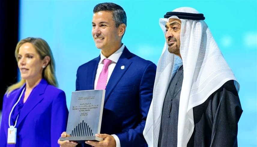 The head of state presents the Paraguayan president with the World Government Award for Most Developed Governments during the Dubai Summit