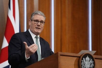 استقالة ستارمر على المحك.. شبح إبستين يربك لندن ويشعل عاصفة سياسية