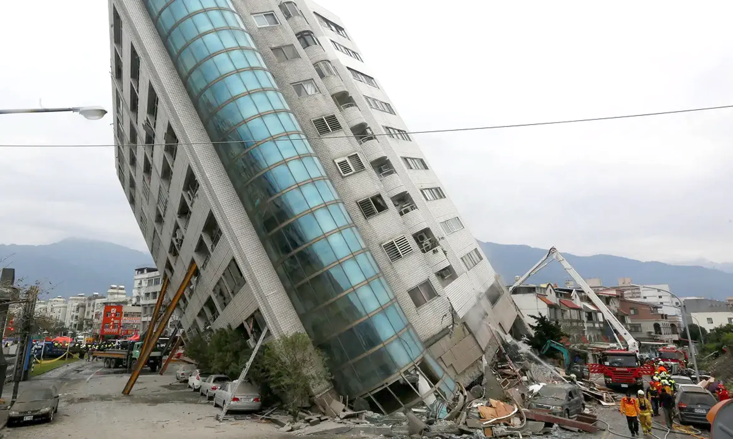 A strong earthquake struck Taiwan at dawn; a 5.6 magnitude tremor hit the northeast