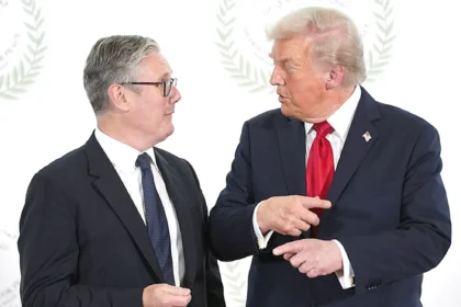 ستارمر يشتري هدية ترامب الفضية.. أزرار أكمام تتحول لصفقة سياسية