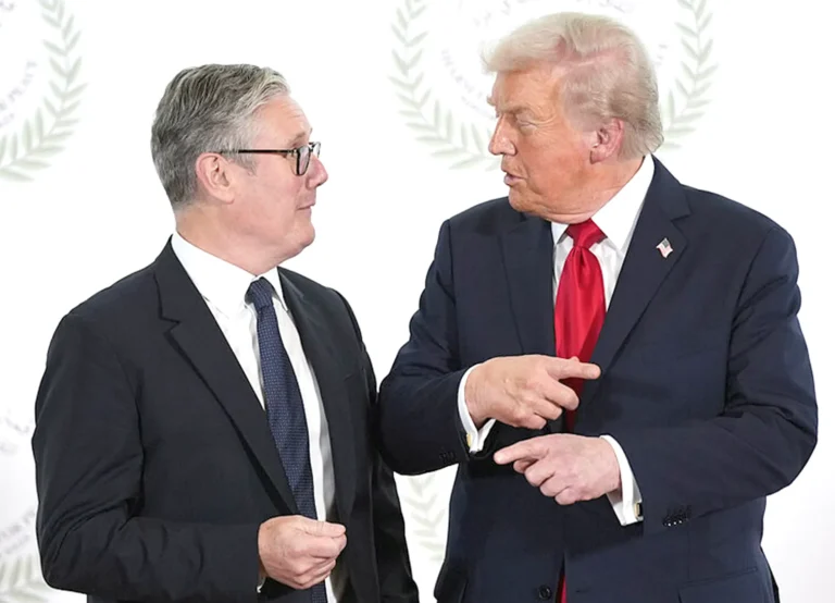 ستارمر يشتري هدية ترامب الفضية.. أزرار أكمام تتحول لصفقة سياسية