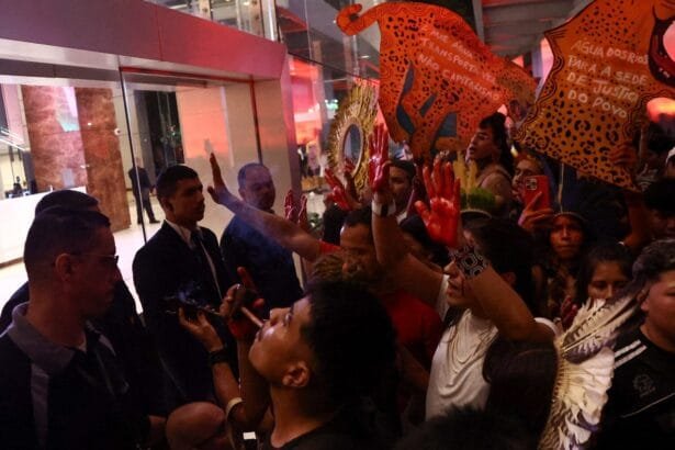 متظاهرون يحتلون محطة ميناء سانتاريم التابعة لكارجيل في البرازيل ويوقفون العمليات