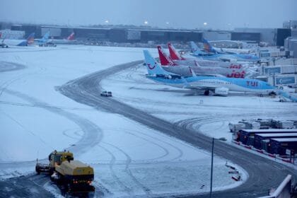 شلل جوي في قلب أوروبا.. الثلوج تغلق مطار فيينا وتربك حركة السفر