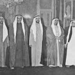 محمد بن زايد يطلع على صور نادرة توثق إعلان الاتحاد ورفع العلم للمرة الأولى