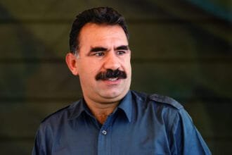 قرار استراتيجي من إمرالي.. أوجلان يعلن حل "العمال الكوردستاني" رسمياً والكفاح المسلح