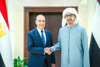 عبدالله بن زايد ووزير خارجية مصر يستعرضان التطورات في غزة ويبحثان القضايا الإقليمية