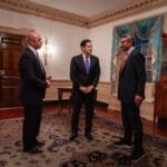 عبدالله بن زايد يلتقي نائب الرئيس الأمريكي لبحث تعزيز الشراكة الاستراتيجية