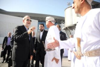 علي لاريجاني يغادر إلى مسقط لتسليم الرد الإيراني على مقترحات التسوية النووية