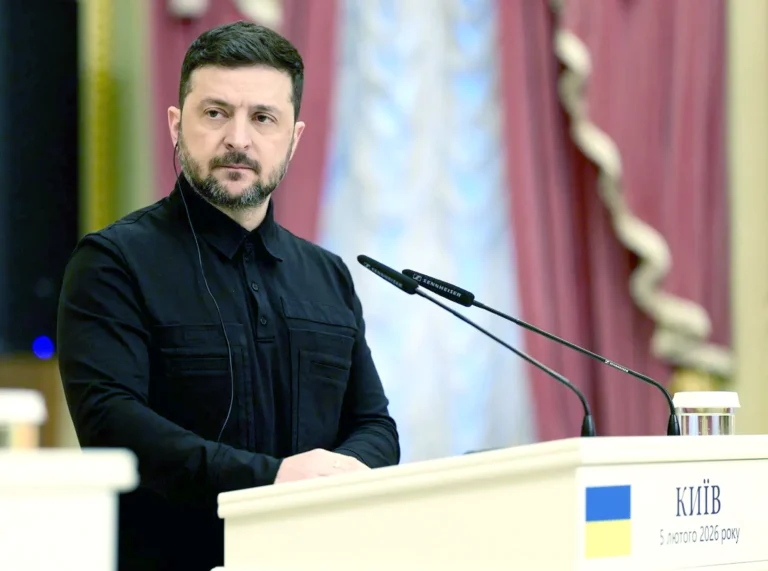 فاينانشال تايمز: زيلينسكي يدرس إعلان انتخابات رئاسية واستفتاء في 24 فبراير