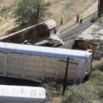 قطار شحن ينحرف عن مساره ويلقي بعربات قابلة للاشتعال في نهر أمريكي