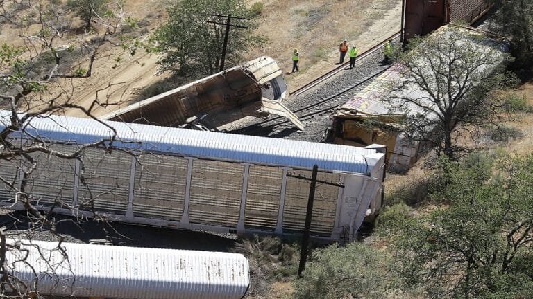 قطار شحن ينحرف عن مساره ويلقي بعربات قابلة للاشتعال في نهر أمريكي