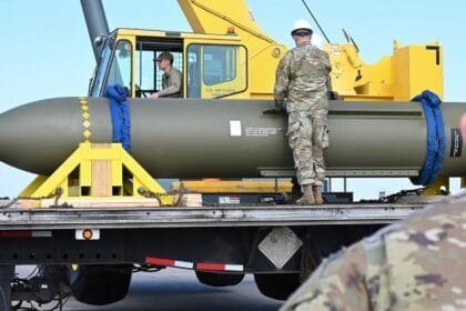 رسالة "المطرقة" إلى جنيف.. واشنطن تعيد ملء مستودعاتها من أضخم قنبلة غير نووية بالعالم