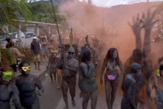 وداعًا للألوان والبريق.. كرنفال الطين يقلب موازين الاحتفالات فى البرازيل ويجمع الفقراء والأغنياء فى مغامرة استثنائية