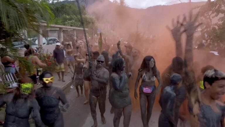 وداعًا للألوان والبريق.. كرنفال الطين يقلب موازين الاحتفالات فى البرازيل ويجمع الفقراء والأغنياء فى مغامرة استثنائية