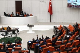 لجنة برلمانية تركية تؤيد تقريرًا يمهّد للسلام مع حزب العمال الكردستاني