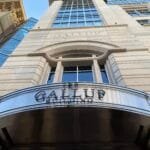 غالوب: العالم يفكر في لقمة العيش وأمريكا مشغولة بصراعات السياسة