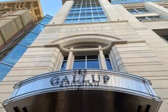 غالوب: العالم يفكر في لقمة العيش وأمريكا مشغولة بصراعات السياسة
