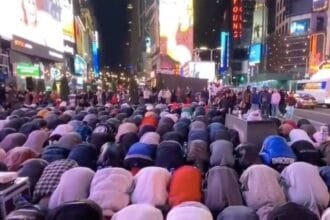 "التراويح تحت أضواء ناطحات السحاب".. مسلمون يؤدون الصلاة في قلب تايمز سكوير