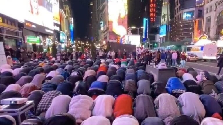 "Taraweeh prayers under the skyscraper lights": Muslims perform prayers in the heart of Times Square