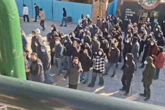 طلاب إيرانيون يهتفون ضد القيادة في طهران وسط تصاعد الاحتجاجات