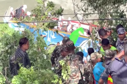 نيبال مصرع وإصابة 44 شخصا بينهم سياح أجانب إثر سقوط حافلة في نهر جليدي