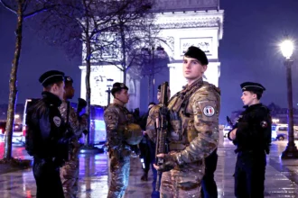Knife attack near the Arc de Triomphe in Paris; urgent investigation by the relevant prosecutor's office