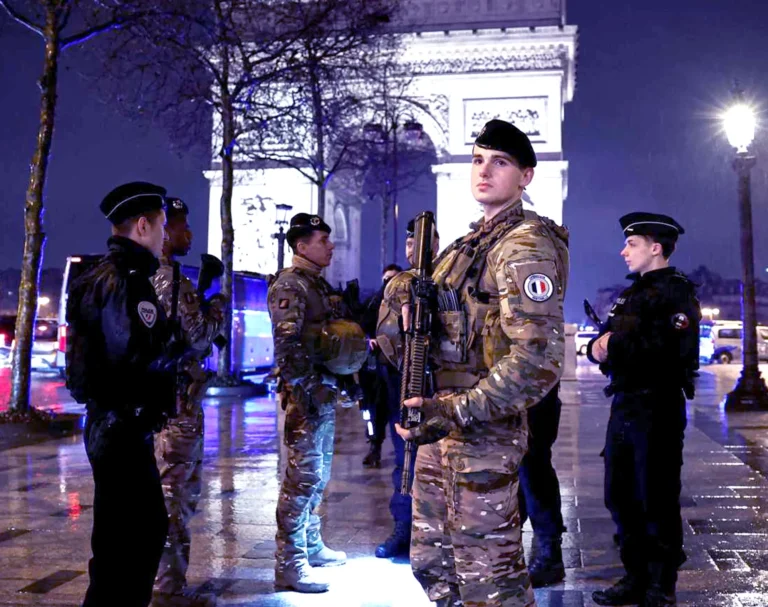 Knife attack near the Arc de Triomphe in Paris; urgent investigation by the relevant prosecutor's office