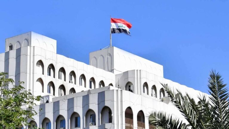 بغداد تدخل على خط الأزمة.. العراق يدعو لتهدئة فورية بين باكستان وأفغانستان