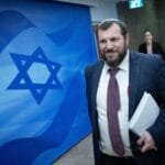 استفزاز جديد.. وزير التراث الإسرائيلي يرفع العلم فوق قمة "سرطبة" بغوار الأردن