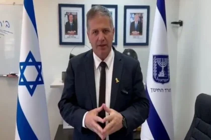 بتمثال ذهبي وقاعدة من أحجار "البراق".. إسرائيل تدعو ترامب لتسلم جائزتها الكبرى في أبريل