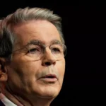 وزير الخزانة الأمريكية: قادة إيران يهربون ملايين الدولارات «بجنون»