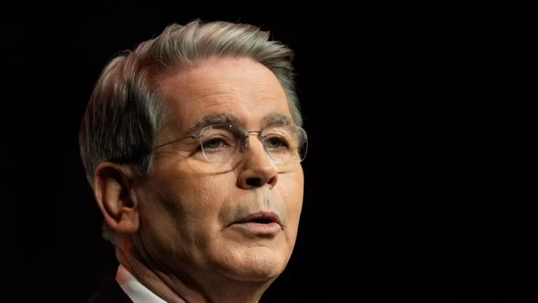 وزير الخزانة الأمريكية: قادة إيران يهربون ملايين الدولارات «بجنون»