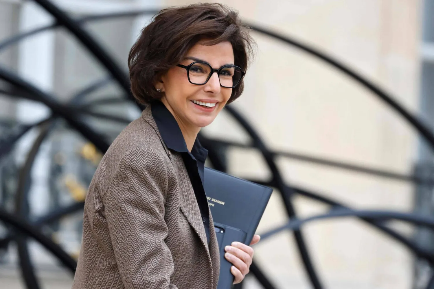 The battle over Paris intensifies… Minister of Culture at the forefront and fears of repercussions from the “Ghosn” case